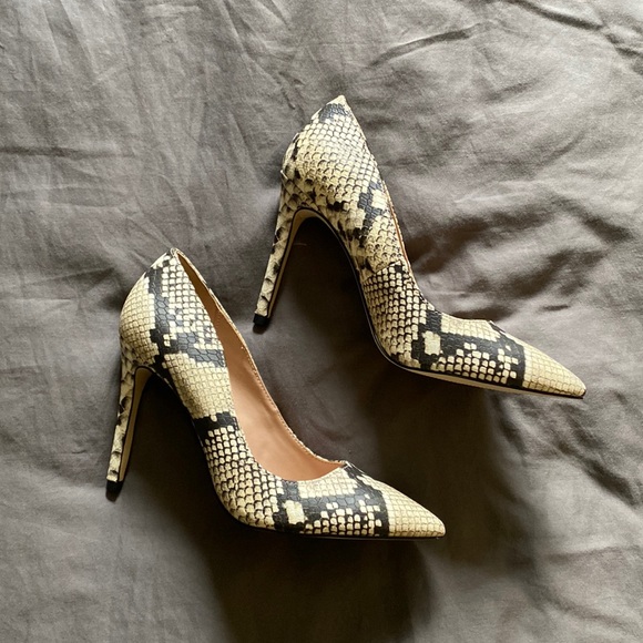 Call it Spring snake print heels - never worn 6.5 - Picture 1 of 2